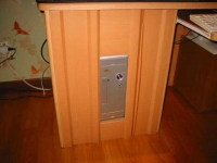 パソコンはこのように盗難防止ラックに入っている