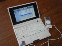 ASUS Eee PC・Eee PCにiPodを接続したところ。嗚呼、iPodミニは生産終了だそうである。