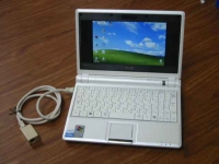 甲1式をEee PCに接続したところ。継ぎ手に部屋に来ているケーブルを差せば良い。これが肝なのである。