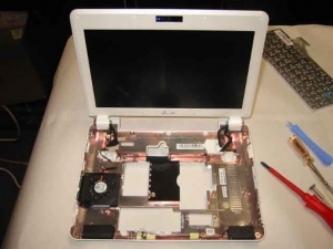 ASUS Eee PC・EeePC901のケース上面を外したところ。