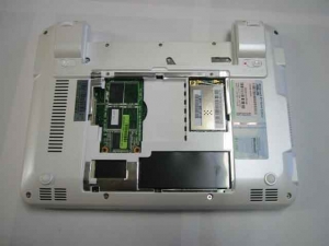 ASUS Eee PC・EeePC901のメモリハッチを開けたろころ。