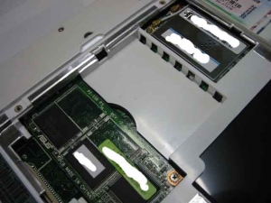 ASUS Eee PC・EeePC901のメモリハッチをあけた画像