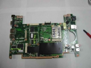 さて、ASUS Eee PC・EeePC901の背面の基板の写真。