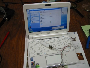 ASUS Eee PC・EeePC901 の改造。内蔵のUSBポートの増設実装。テスト仮組みしているところのアップ。