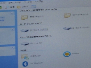 ASUS Eee PC・EeePC901 の改造。内蔵のUSBポートの増設実装。画面にマウントしている内蔵USB。