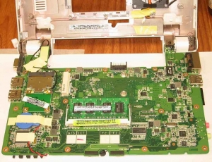 Asus Eee PC 701 SD-X のマザーボード 裏