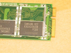 低価格 Asus Eee PC 701 SD-X 8GBの内蔵SSDディスクの比較