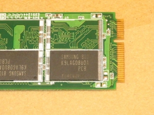 Asus Eee PC 701 SD-X 8GBの内蔵SSDディスクの拡大画像