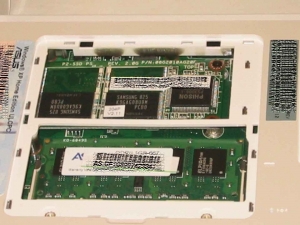 ASUS Eee PC 900のメモリベイを開いたところ。上がMLC型SSDカード、下がメインメモリカード。