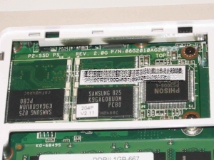 ASUS Eee PC 900のメモリベイを開いたところ。残念、SSDカードはMLC型である。