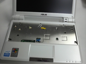 ASUS Eee PC 900-Xのキーボードを外したところ