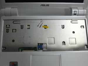 ASUS Eee PC 900-Xのキーボード外した所のアップ