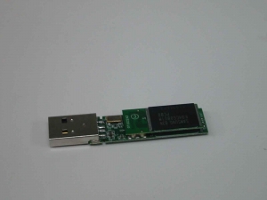 ADATA 32GバイトUSBメモリ C801<br />
の分解写真1