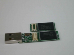 ADATA 32GバイトUSBメモリ C801<br />
の分解写真2