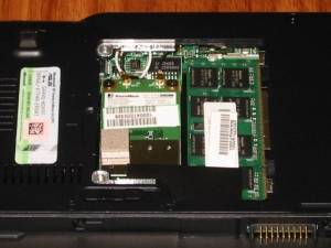 ASUS S101H HDDモデル HDD メモリハッチを開けたところ