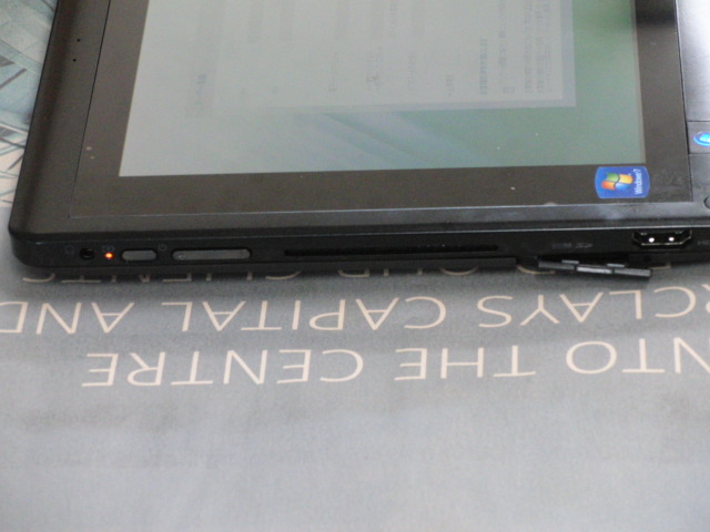 Acer ICONIA TAB W500 側面のSDHCカードスロット