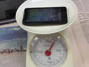 google アンドロイド HTC EVO WiMAX(au ISW11HT) 気になる 重さ 重量