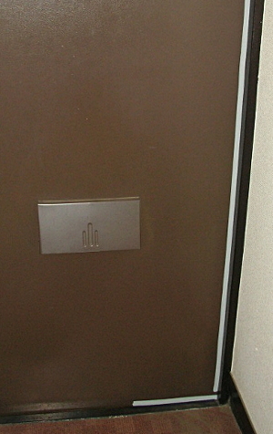ドアにテープ