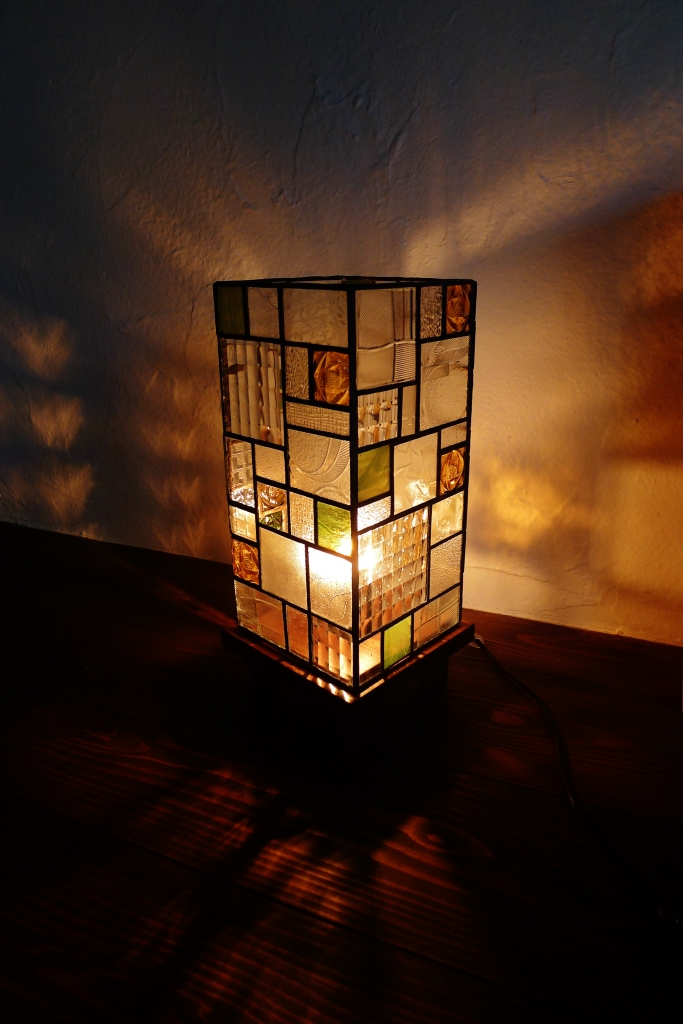 ステンドグラスのスタンド照明。 | 和の木