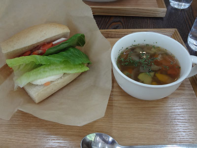 「農家食堂」のサーモンサンドと野菜スープ