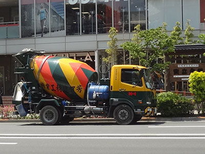 鮮やかな色のミキサー車