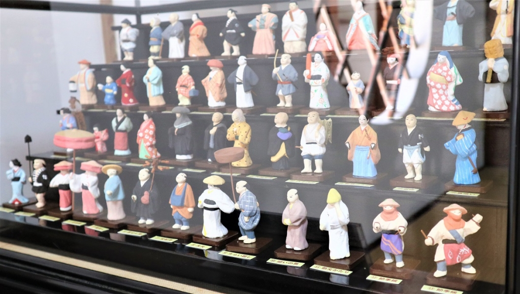 奥座敷の4畳半の茶室にある「江戸時代風俗人形百選（内50選