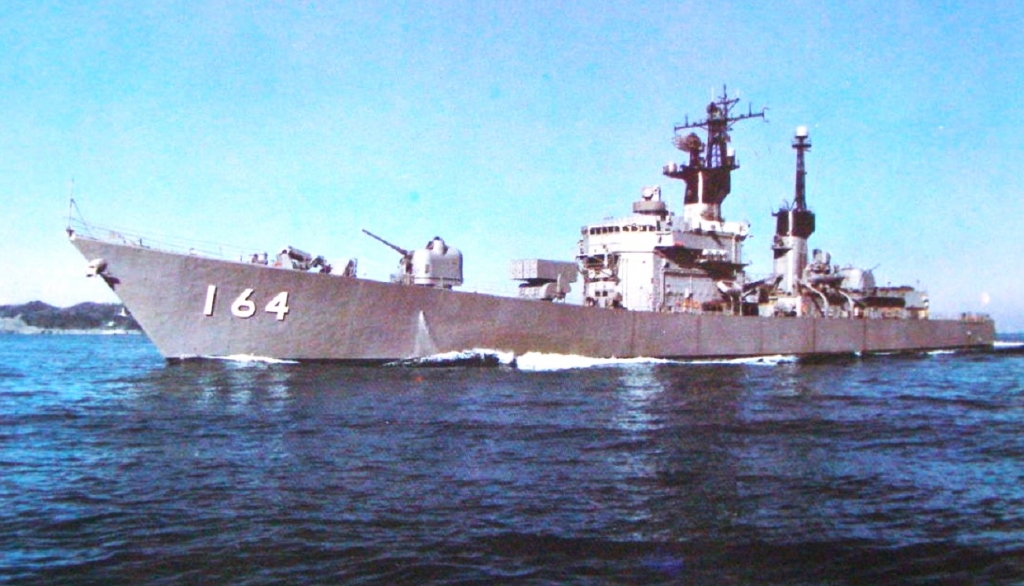 海上自衛隊護衛艦「たかつき」実物写真と1/50スケールの海上