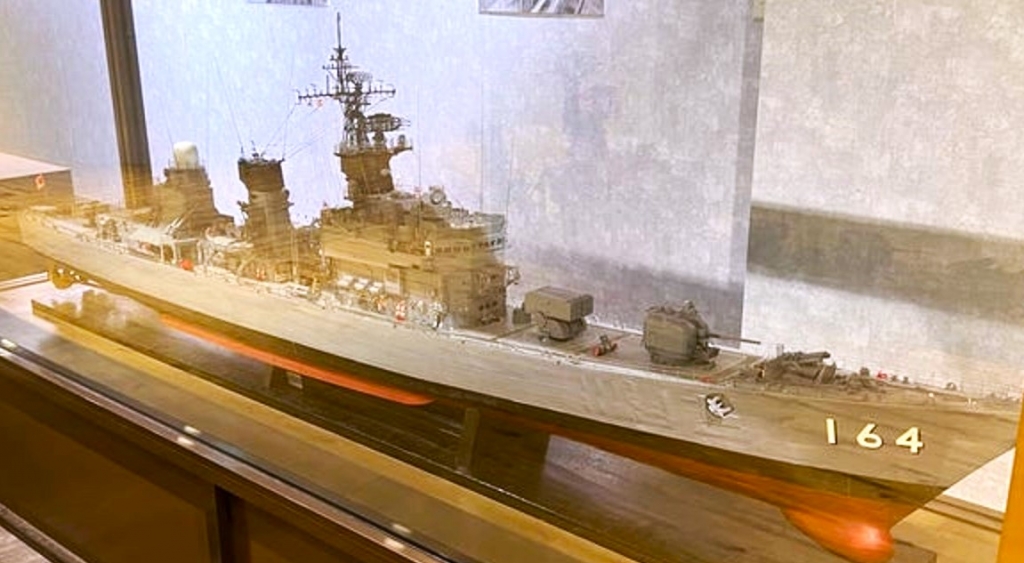 海上自衛隊護衛艦「たかつき」実物写真と1/50スケールの海上