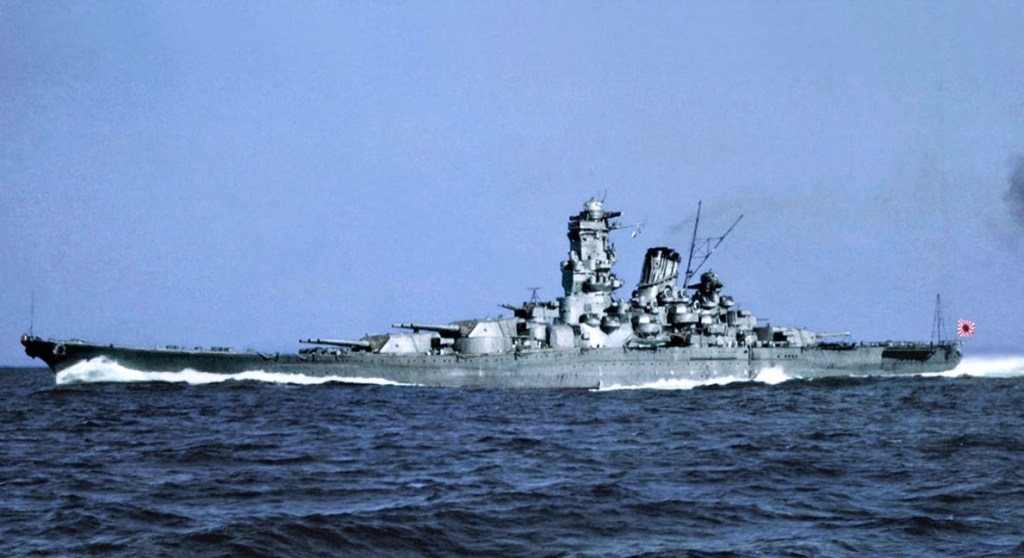 戦艦「大和」の実物写真と1/100スケールの戦艦「大和」の