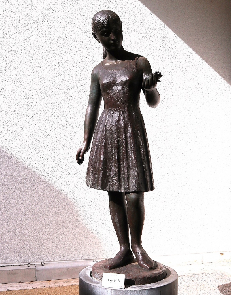 ひろしま美術館本館裏の別館入口に建っているブロンズ像「りんどう