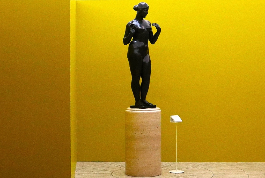 ひろしま美術館本館ホールに建っているブロンズ像「ヴィーナス