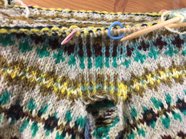 8月中に、三國万里子さんデザインのフェアアイルベストを完成させるぞ