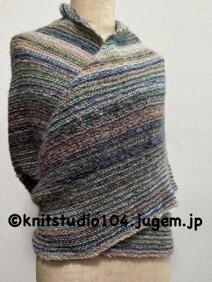 伝統的なデニッシュラップショールをアレンジした、まさに「働く