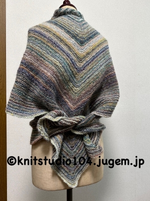 伝統的なデニッシュラップショールをアレンジした、まさに「働く