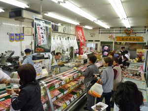 混み合う本店店内