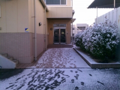 雪の日会社入口