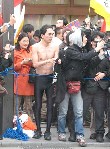 不自然な人