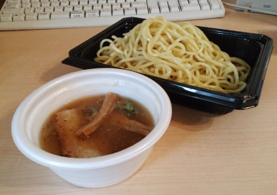 セブンイレブンの「煮干香る!豚骨魚介つけ麺」画像