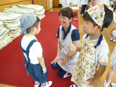 7エプロン三角布をつけて.JPG
