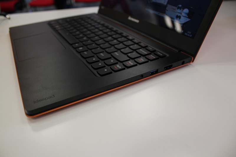IdeaPad U300sの右側面