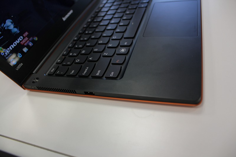 IdeaPad U300sの左側面