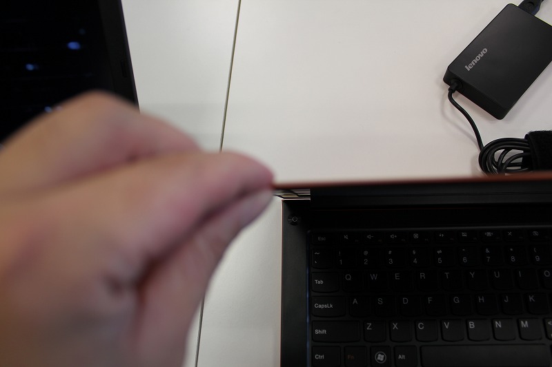 IdeaPad U300sの薄さを体感