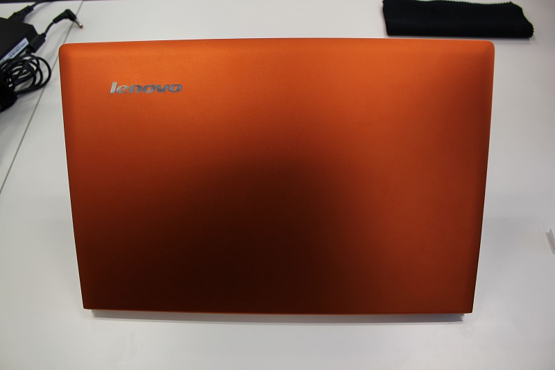 IdeaPad U300s 光の加減で変わるクレメンタルオレンジはオサレ色