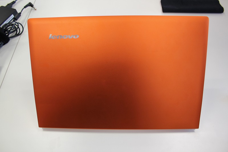 IdeaPad U300s 天板のクレメンタルオレンジ