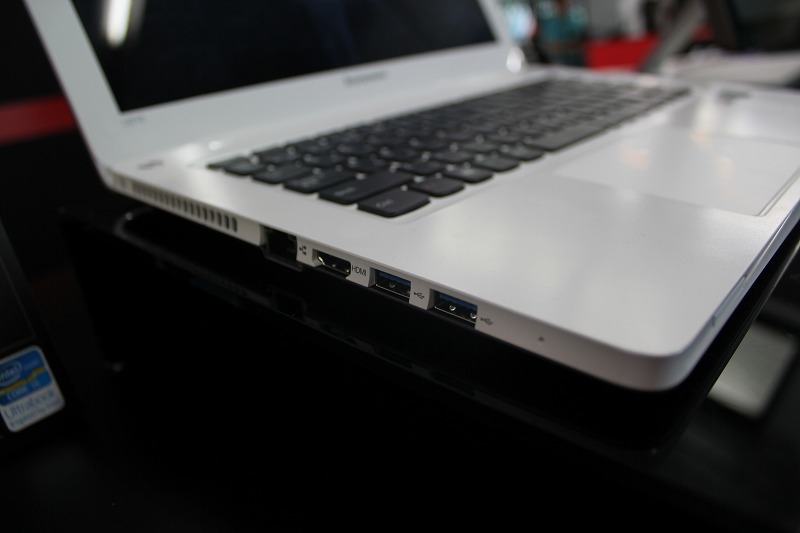 IdeaPad U310 左側面