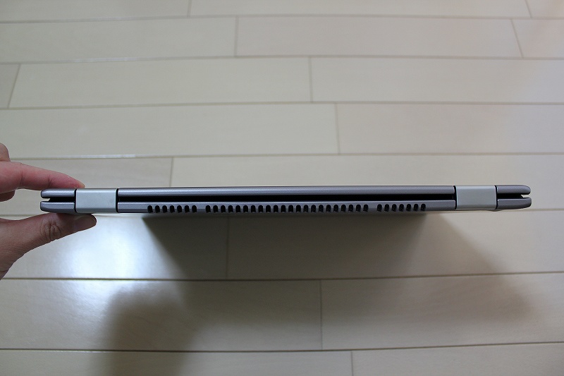 IdeaPad YOGA13の背面