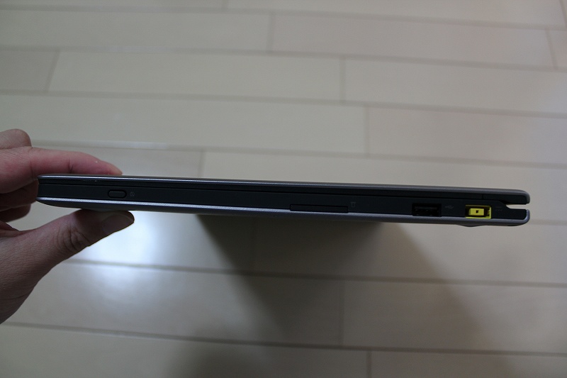 IdeaPad YOGA13の右側面