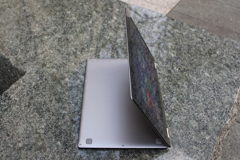 IdeaPad YOGA 13 (スタンドモード)