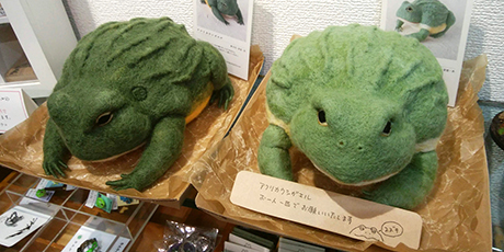 〈値下げ中〉　カエル　ウシガエル　ぬいぐるみ　羊毛フェルト① 値下げ中〉 カエル ウシガエル ぬいぐるみ 羊毛フェルト①