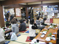 民宿あづまで 東平さんのお話を聞きながら